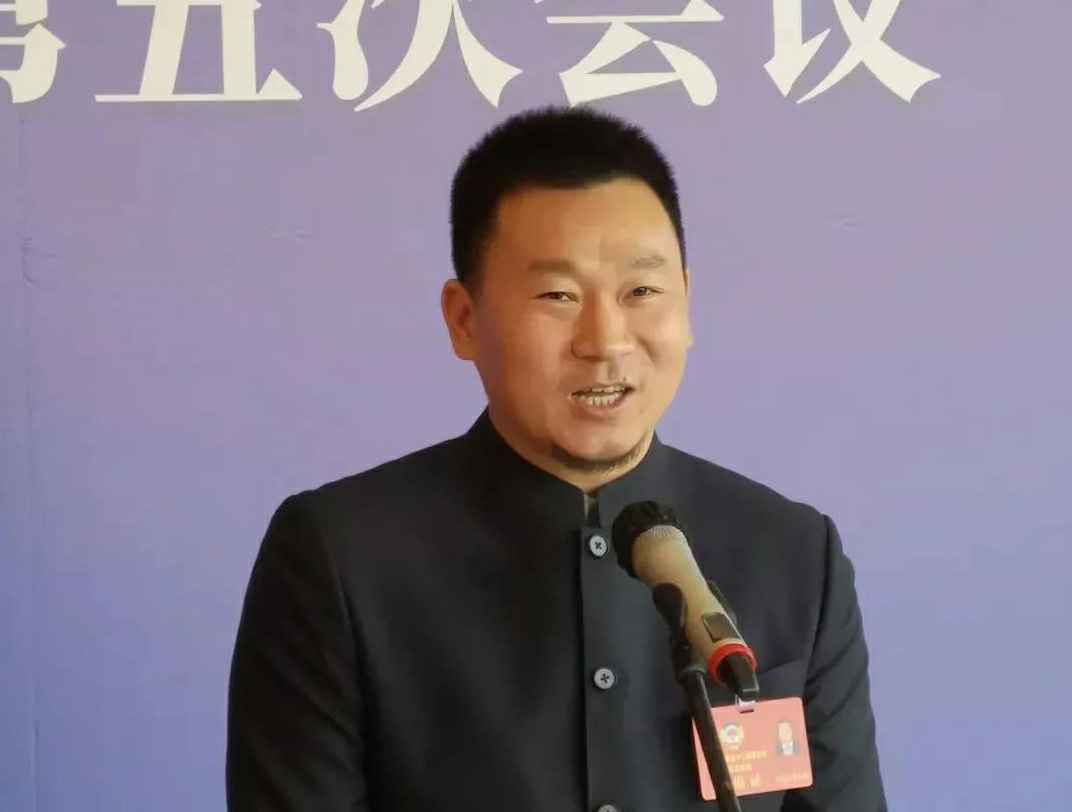 202204221343.jpg 为进一步展示市政协团结、民主、开放、自信的形象,向市民和网友展示政协委员的履职风采,中山市政协十二届五次会议在2月4日上午开幕前开设“委员通道”,市政协委员、海口阳光跨境电商平台有限公司公司总经理陈朝阳走进“委员通道”,回应社会关切的问题。他就如何做好城市应急管理规划的问题进行发言,并回答记者提问。.jpg